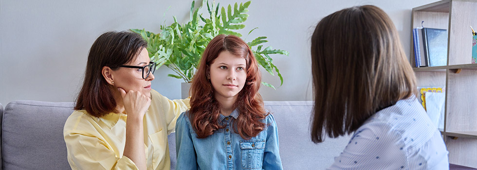 Mutter und Tochter während Behandlung mit einer Ärztin - (c) Valerii Honcharuk - stock.adobe